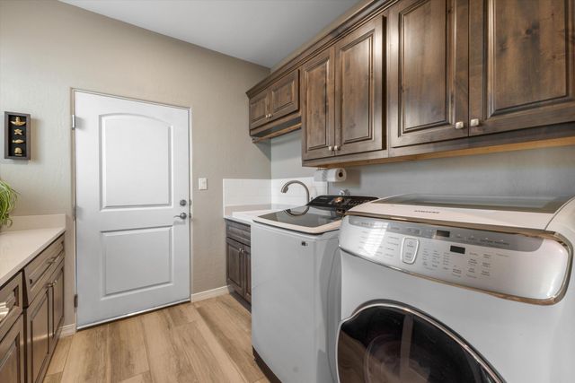 704 Gregg Road NE, Rio Rancho, NM 87124