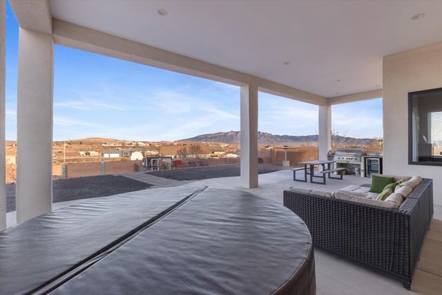 704 Gregg Road NE, Rio Rancho, NM 87124