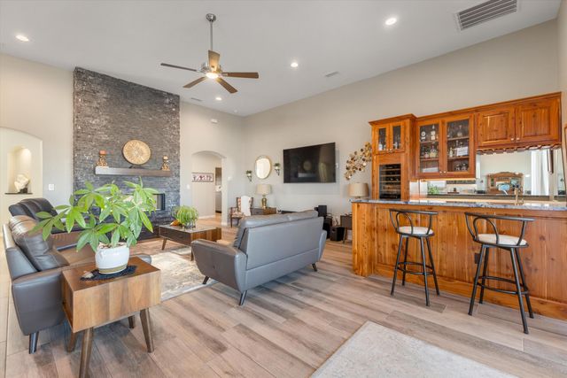 704 Gregg Road NE, Rio Rancho, NM 87124