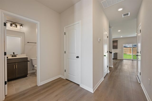 200 Willow Heights DR, Hutto, TX 78634