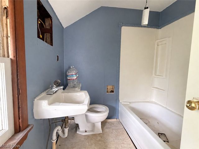 1027 Buena Vista Avenue NE, Warren, OH 44483