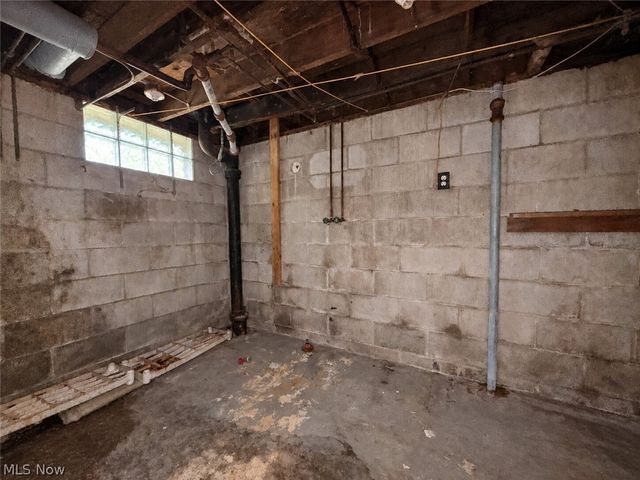 1027 Buena Vista Avenue NE, Warren, OH 44483