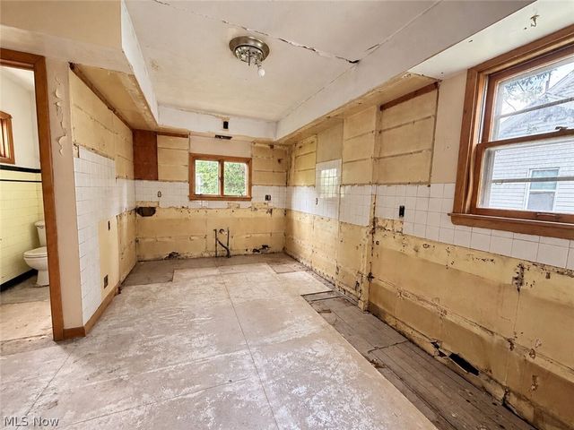 1027 Buena Vista Avenue NE, Warren, OH 44483