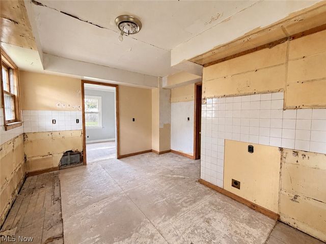 1027 Buena Vista Avenue NE, Warren, OH 44483