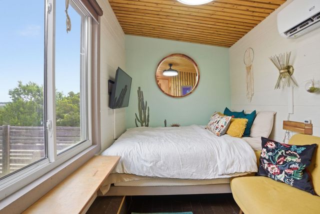 530 Pioneer TRL, Dripping Springs, TX 78620