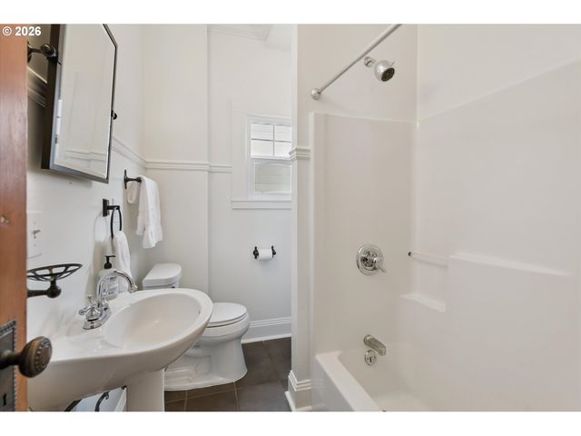 5624 Ne Glisan St, Portland, OR 97213
