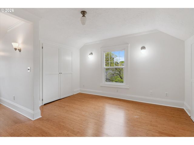 5624 Ne Glisan St, Portland, OR 97213