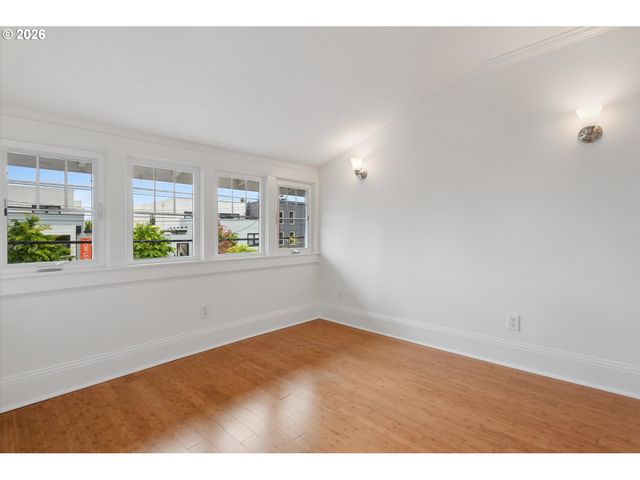 5624 Ne Glisan St, Portland, OR 97213