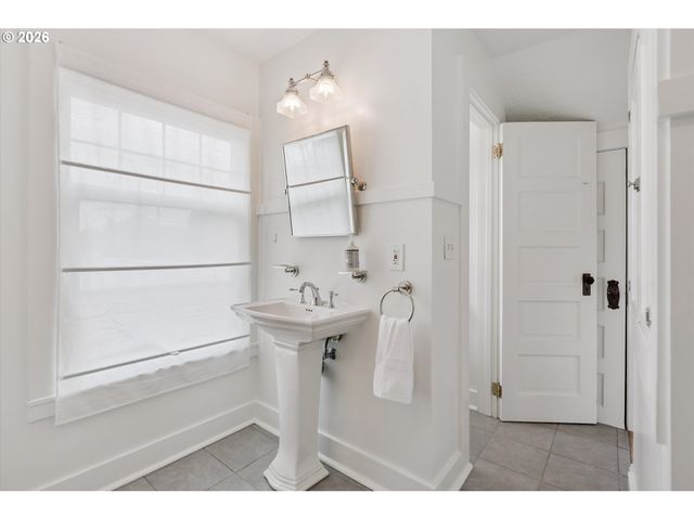 5624 Ne Glisan St, Portland, OR 97213