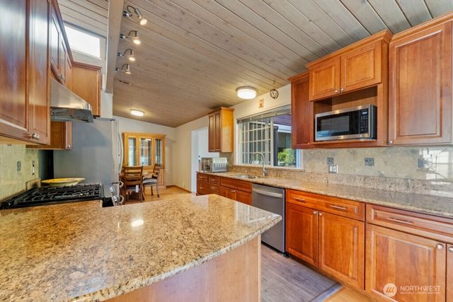 4026 Island Crest Way, Mercer Island, WA 98040