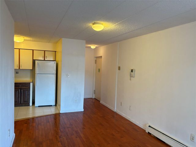 147-45 Barclay Ave 2E, Flushing, NY 11355