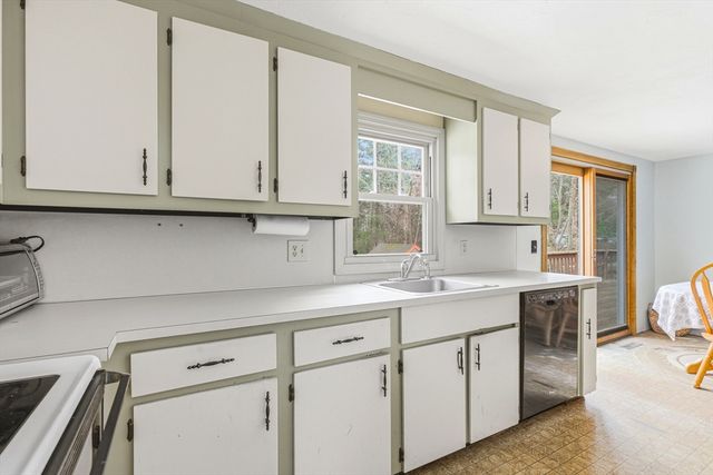 10 Wapping Rd, Kingston, MA 02364