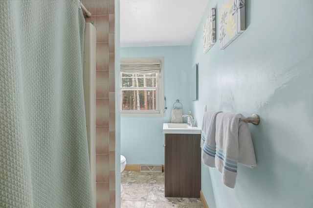 10 Wapping Rd, Kingston, MA 02364