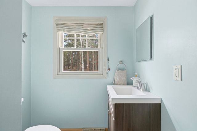 10 Wapping Rd, Kingston, MA 02364