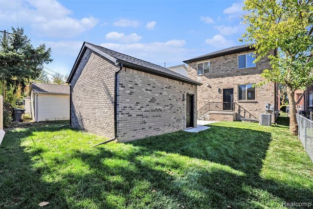 7634 Pinehurst Street, Dearborn, MI 48126