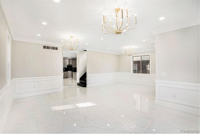7634 Pinehurst Street, Dearborn, MI 48126