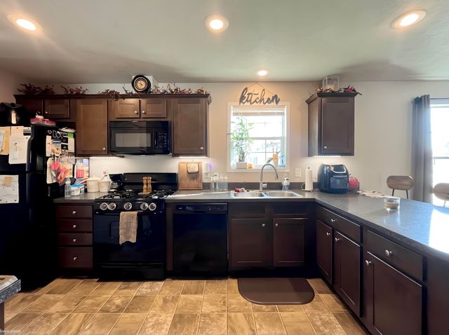 3667 Falcons Nest, White Lake, MI 48383