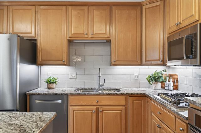 16030 9th Avenue N, Plymouth, MN 55447