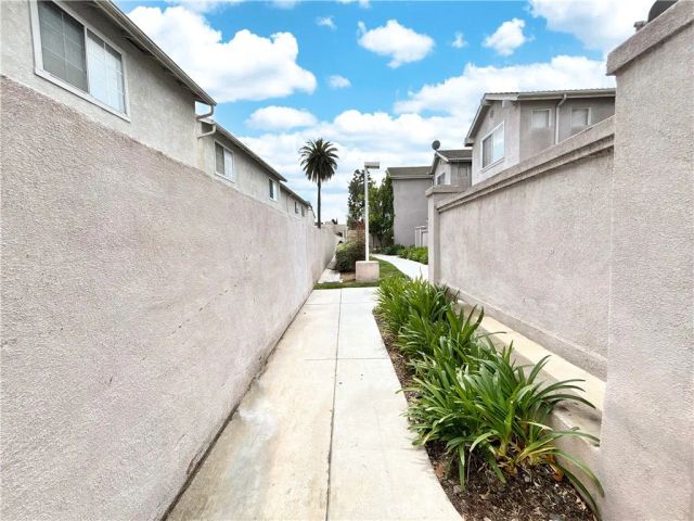 820 W Compton 16, Compton, CA 90220