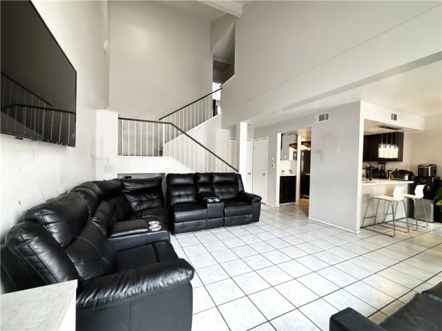 820 W Compton 16, Compton, CA 90220