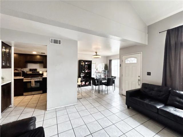 820 W Compton 16, Compton, CA 90220