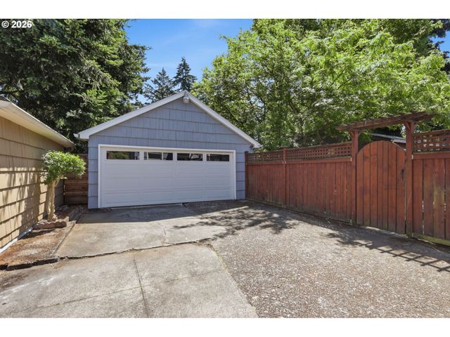 4202 Ne CESAR E CHAVEZ Blvd, Portland, OR 97211