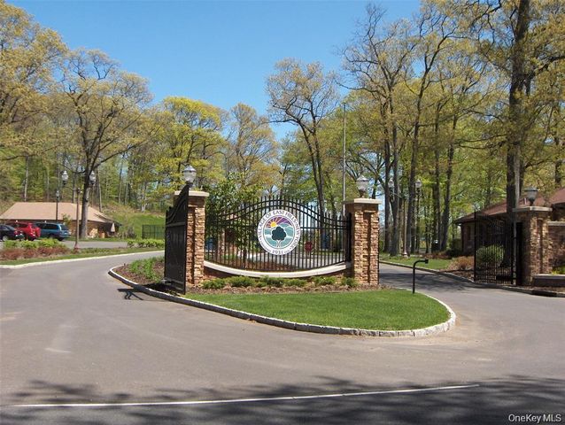 75 Oakdale Lane, East Hills, NY 11577