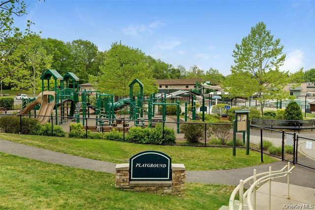 75 Oakdale Lane, East Hills, NY 11577