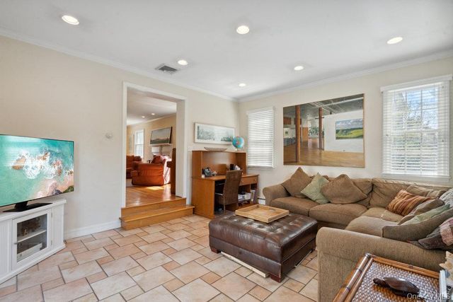 75 Oakdale Lane, East Hills, NY 11577