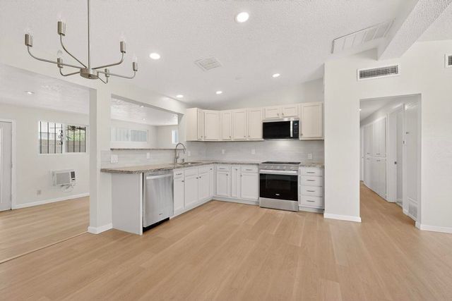 305 Moon Street NE, Albuquerque, NM 87123