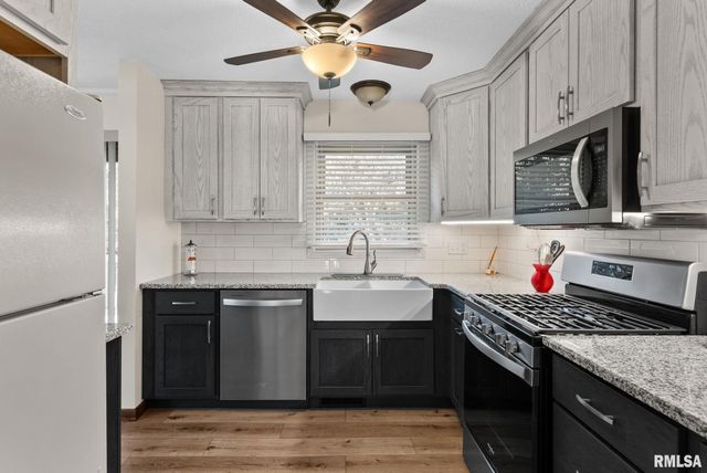 4 MANOR Court, Eldridge, IA 52748