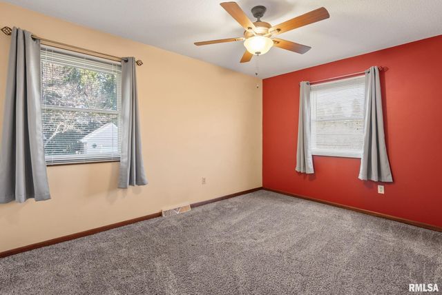 4 MANOR Court, Eldridge, IA 52748