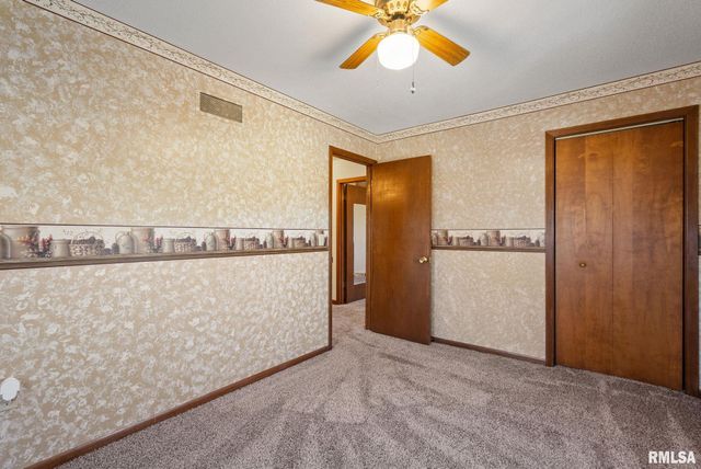 4 MANOR Court, Eldridge, IA 52748