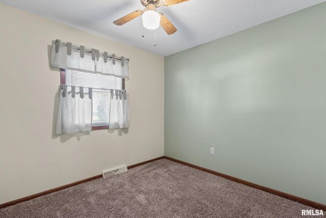 4 MANOR Court, Eldridge, IA 52748