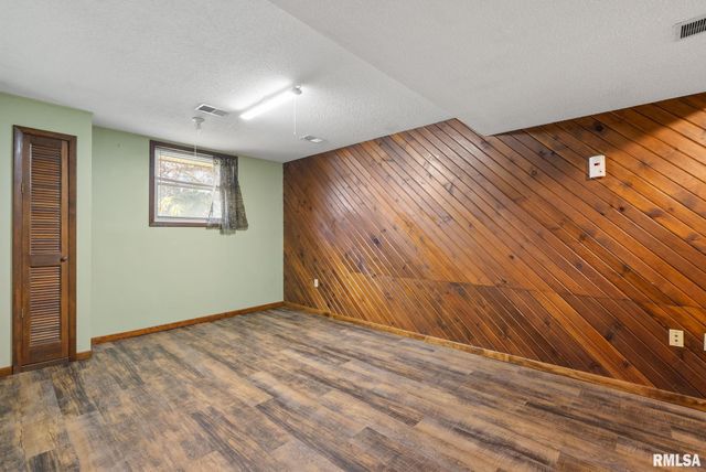 4 MANOR Court, Eldridge, IA 52748