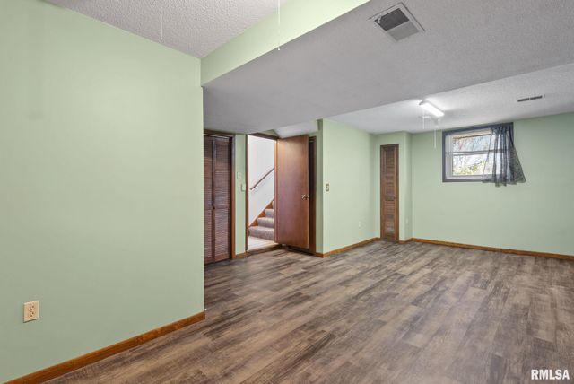 4 MANOR Court, Eldridge, IA 52748