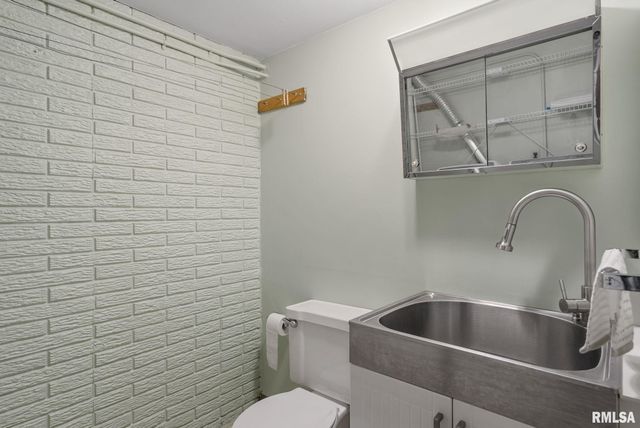 4 MANOR Court, Eldridge, IA 52748