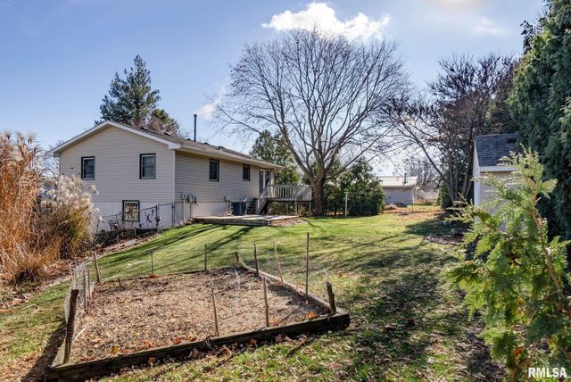 4 MANOR Court, Eldridge, IA 52748