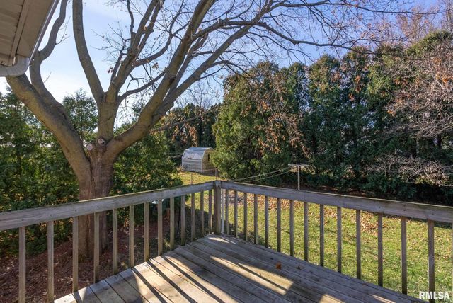 4 MANOR Court, Eldridge, IA 52748