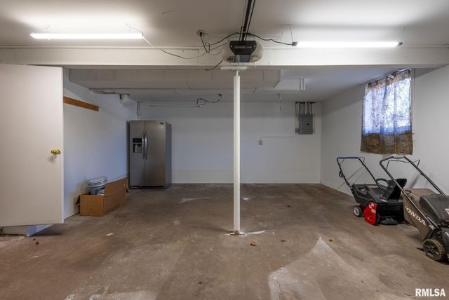 4 MANOR Court, Eldridge, IA 52748