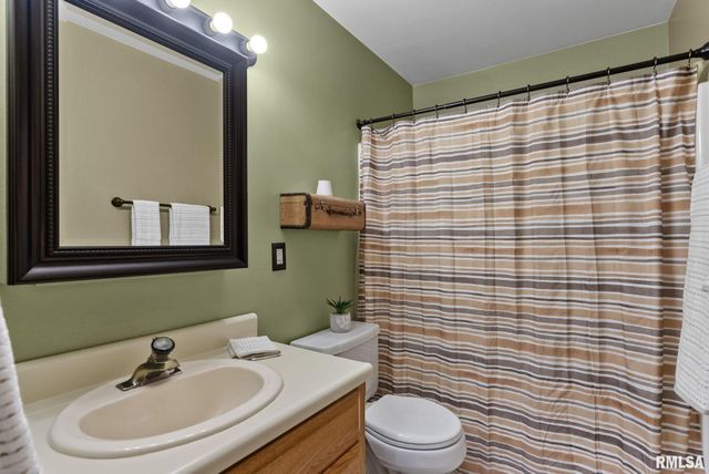 4 MANOR Court, Eldridge, IA 52748