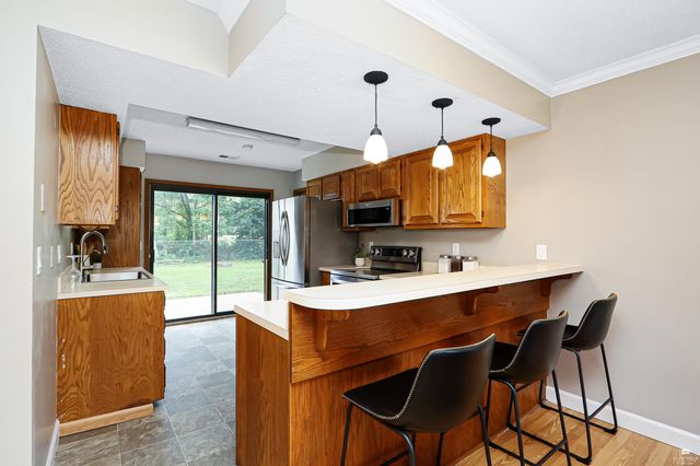 813 Greenfield Cir, Manhattan, KS 66502