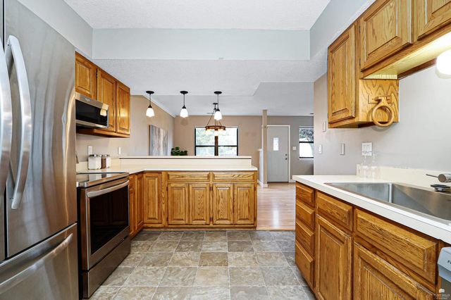 813 Greenfield Cir, Manhattan, KS 66502