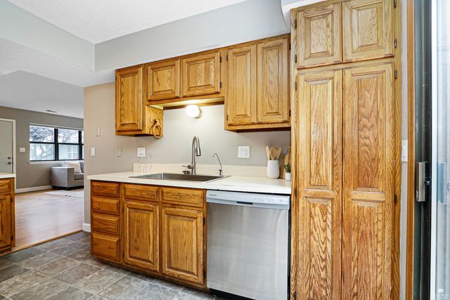 813 Greenfield Cir, Manhattan, KS 66502