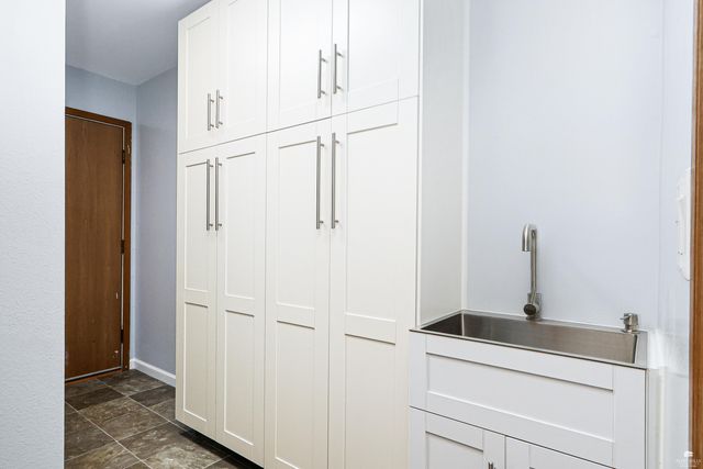 813 Greenfield Cir, Manhattan, KS 66502