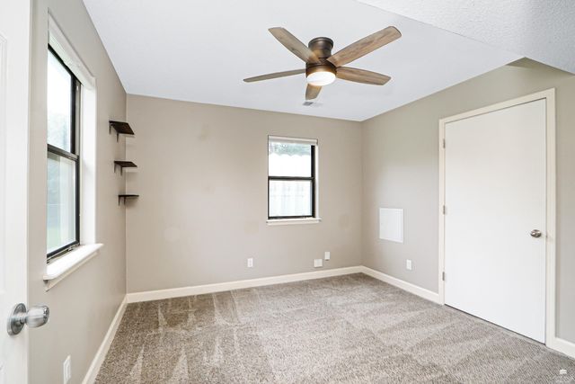 813 Greenfield Cir, Manhattan, KS 66502