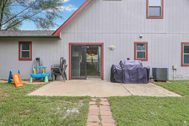 813 Greenfield Cir, Manhattan, KS 66502