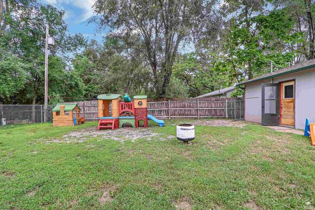 813 Greenfield Cir, Manhattan, KS 66502