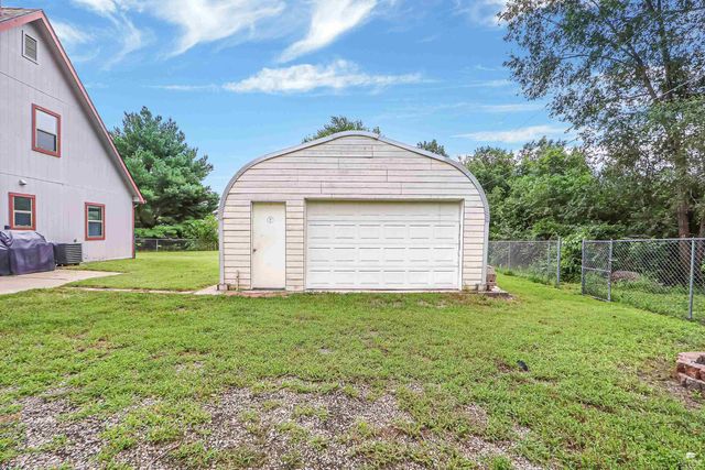 813 Greenfield Cir, Manhattan, KS 66502