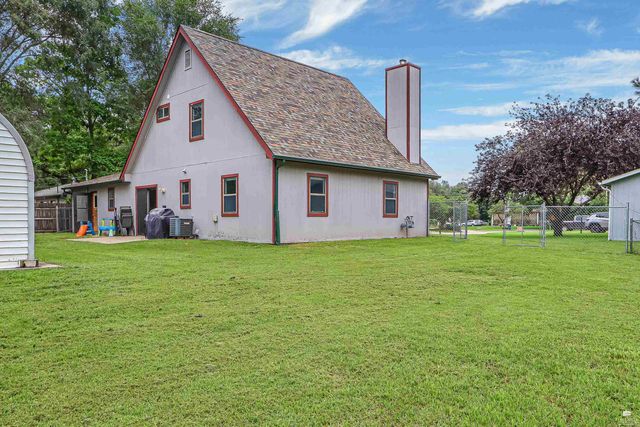 813 Greenfield Cir, Manhattan, KS 66502